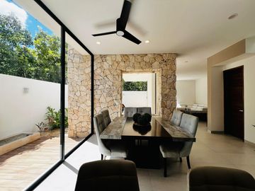 Casa en Venta en Vía Cumbres | Alberca | 3 Recámaras | Diseño Moderno con Acabados Naturales