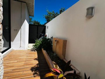 Casa en Venta en Vía Cumbres | Alberca | 3 Recámaras | Diseño Moderno con Acabados Naturales