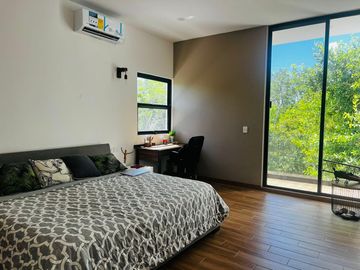 Casa en Venta en Vía Cumbres | Alberca | 3 Recámaras | Diseño Moderno con Acabados Naturales