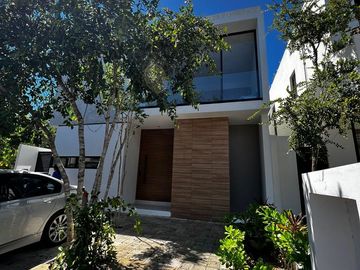 Casa en Venta en Vía Cumbres | Alberca | 3 Recámaras | Diseño Moderno con Acabados Naturales