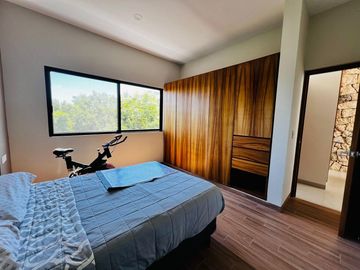 Casa en Venta en Vía Cumbres | Alberca | 3 Recámaras | Diseño Moderno con Acabados Naturales