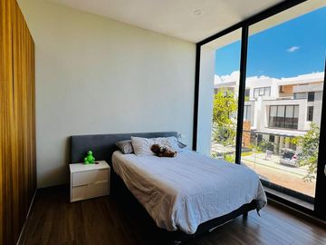 Casa en Venta en Vía Cumbres | Alberca | 3 Recámaras | Diseño Moderno con Acabados Naturales