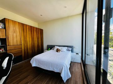 Casa en Venta en Vía Cumbres | Alberca | 3 Recámaras | Diseño Moderno con Acabados Naturales