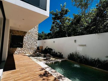 Casa en Venta en Vía Cumbres | Alberca | 3 Recámaras | Diseño Moderno con Acabados Naturales