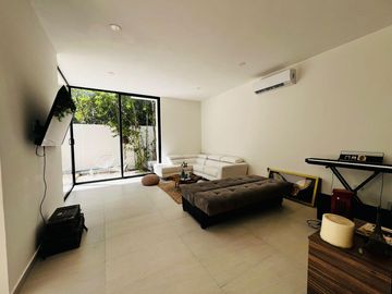 Casa en Venta en Vía Cumbres | Alberca | 3 Recámaras | Diseño Moderno con Acabados Naturales