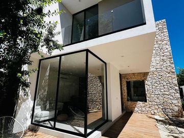 Casa en Venta en Vía Cumbres | Alberca | 3 Recámaras | Diseño Moderno con Acabados Naturales