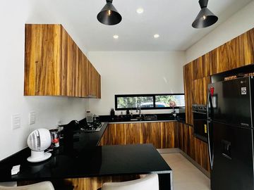 Casa en Venta en Vía Cumbres | Alberca | 3 Recámaras | Diseño Moderno con Acabados Naturales