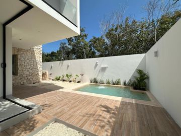 Casa en Venta en Vía Cumbres | Alberca | 3 Recámaras | Diseño Moderno con Acabados Naturales