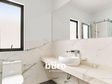 BONITA CASA EN VENTA EN MIRAFLORES 4 DORM CERCA A REDUCTO 2
