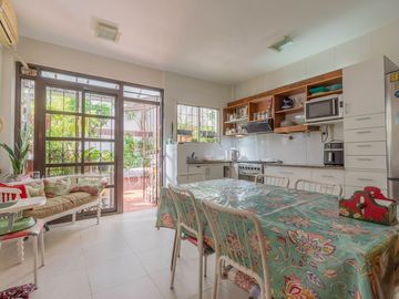 Casa 5 ambientes. Cochera. Patio. Villa Urquiza