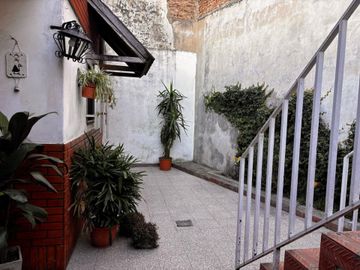 VENTA CASA AL FRENTE CON DEPARTAMENTO BELLA VISTA