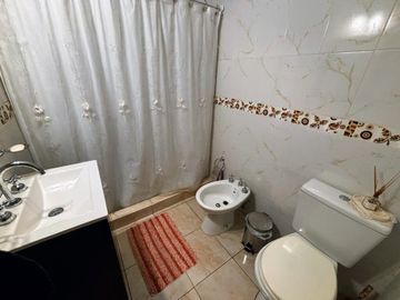 VENTA CASA AL FRENTE CON DEPARTAMENTO BELLA VISTA