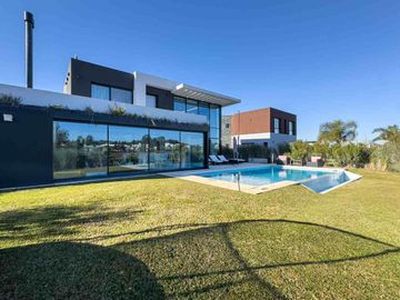 CASA 5 AMBIENTES EN VENTA EN LAGOS DE CANNING