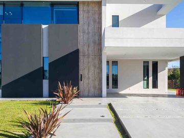 CASA 5 AMBIENTES EN VENTA EN LAGOS DE CANNING