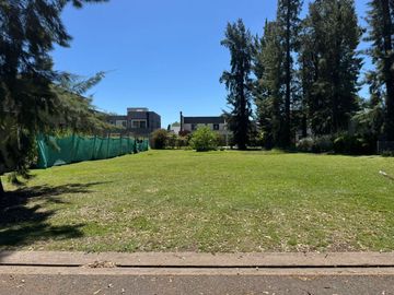 VENTA LOTE CENTRAL BARRIO CERRADO WESTON