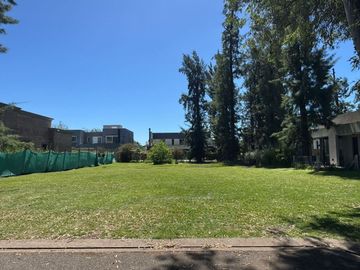 VENTA LOTE CENTRAL BARRIO CERRADO WESTON