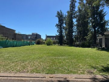 VENTA LOTE CENTRAL BARRIO CERRADO WESTON