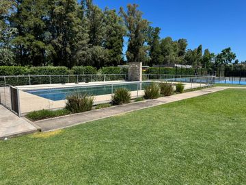 VENTA LOTE CENTRAL BARRIO CERRADO WESTON