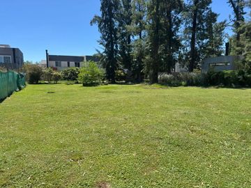 VENTA LOTE CENTRAL BARRIO CERRADO WESTON
