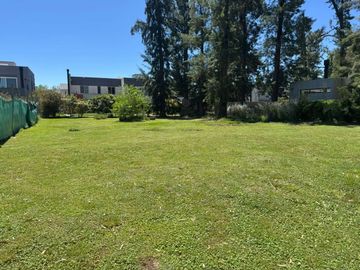 VENTA LOTE CENTRAL BARRIO CERRADO WESTON