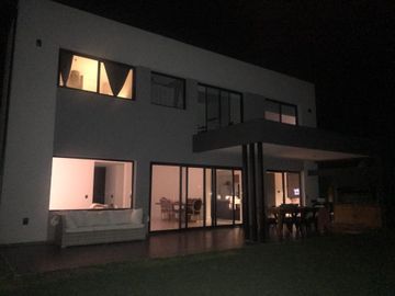 Casa 4 amb.c/pileta bajada a la laguna.
