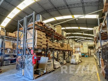 Venta de Galpón Industrial 1100 m2 en La Tablada