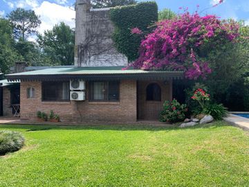 VENTA CASA 4 AMBIENTES EN DE VICENZO CHICO