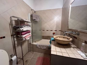 EXCELENTE CASA EN ADROGUE, 5 AMBIENTES