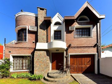 VENTA CASA EN ITUZAINGÓ, 4 AMB CON PATIO Y PILETA