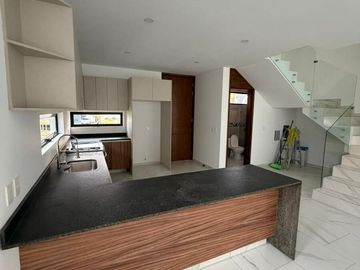CASA EN VENTA EN BOSQUES VALLARTA