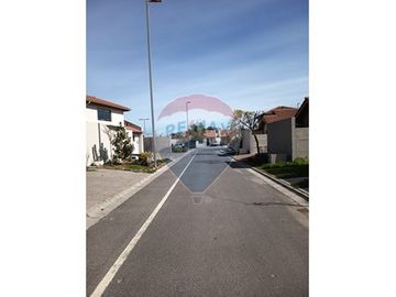 Casa Moderna y Segura en Buin, Ideal para Familias