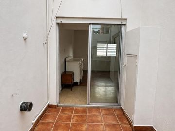 Venta Departamento en San Isidro, La Calabria 2 dormitorios con patio y parrilla.