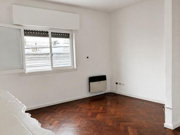 Venta Departamento en San Isidro, La Calabria 2 dormitorios con patio y parrilla.