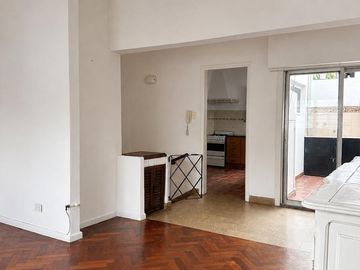 Venta Departamento en San Isidro, La Calabria 2 dormitorios con patio y parrilla.