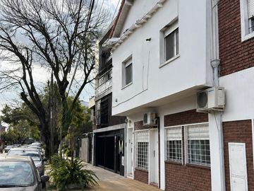 Venta Departamento en San Isidro, La Calabria 2 dormitorios con patio y parrilla.