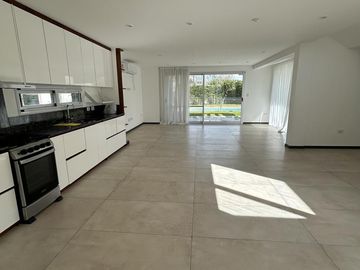 Fincas de Hudson Alquiler. Piscina, 4 Habitaciones (1 hab. en PB). Lote interno.