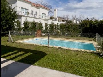Fincas de Hudson Alquiler. Piscina, 4 Habitaciones (1 hab. en PB). Lote interno.