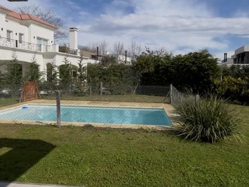 Fincas de Hudson Alquiler. Piscina, 4 Habitaciones (1 hab. en PB). Lote interno.