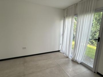 Fincas de Hudson Alquiler. Piscina, 4 Habitaciones (1 hab. en PB). Lote interno.