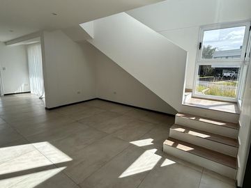 Fincas de Hudson Alquiler. Piscina, 4 Habitaciones (1 hab. en PB). Lote interno.