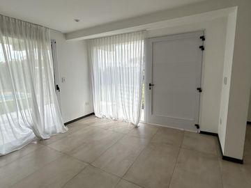 Fincas de Hudson Alquiler. Piscina, 4 Habitaciones (1 hab. en PB). Lote interno.