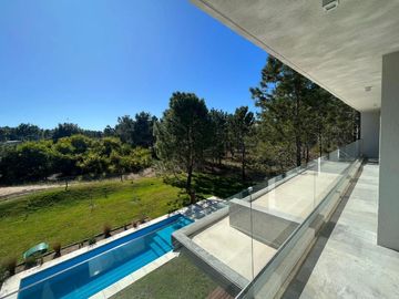 Casa en Venta Costa Esmeralda Barrio Marítimo, 5 Dormitorios 270m² Pileta Noreste USD 660.000