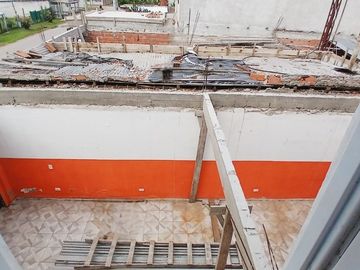 Casa 4 amb local comercial + Estructura 3 locales