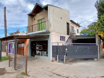 Casa 4 amb local comercial + Estructura 3 locales