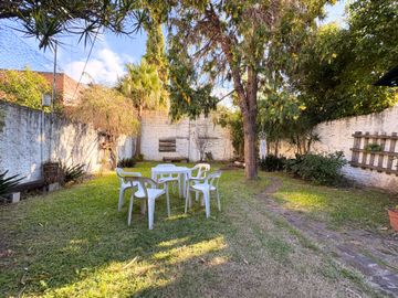 Casa 3 Ambientes Venta Caseros Cochera y Parque
