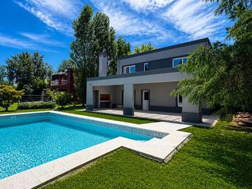 CASA EN VENTA A ESTRENAR CON PILETA BOCA RATON
