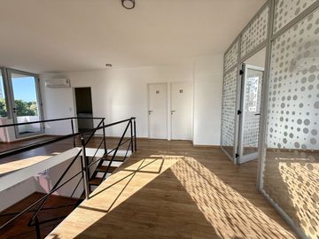 ALQUILER OFICINA 180M2 OLIVOS CON COCHERA