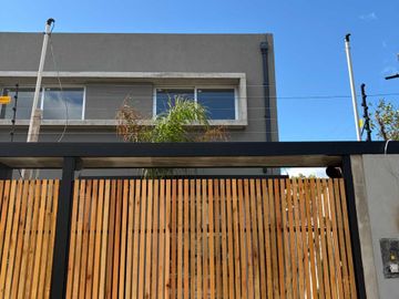 PH / CASA UF A ESTRENAR CON COCHERA Y JARDIN