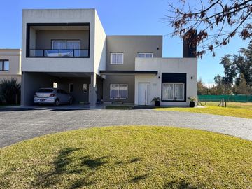 VENTA CASA 4 AMB BARRIO CERRADO WESTON