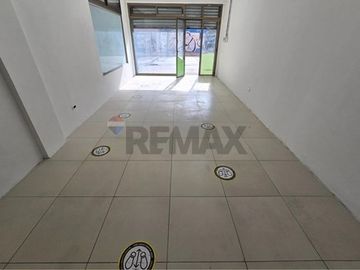 Local en Calle de 77 Metros en Planta Libre